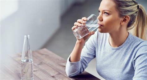 uống nước nhiều có giảm mỡ bụng không